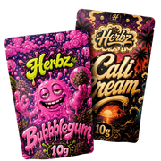 Bubblegum a Cali Cream 20g THCA balíček s vrcholovými pupeny a static hashem na černém pozadí