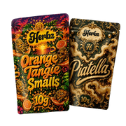 Orange Tangie Smalls a Piatella 20g THCA balíček s popcorn buds a ice water hash na černém pozadí