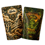 Piatella a Thai Haze 20g THCA balíček s ice water hashem a vrcholovými pupeny na černém pozadí