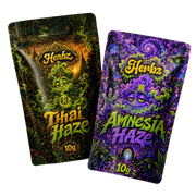 Thai Haze a Amnesia Haze 20g THCA balíček se dvěma haze vrcholovými pupeny na černém pozadí