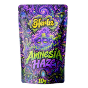 Amnesia Haze 23% THCA květy se světlou zamrzlou vrstvou trichomů na černém pozadí