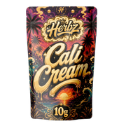 Cali Cream 50% THCA static hash s obalem Herbz na černém pozadí
