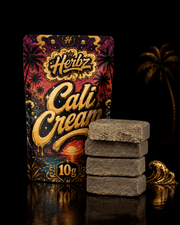 Cali Cream 50% THCA s kompaktním povrchem a zrnitou vnitřní strukturou