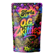 O.G. Zkittles 24% THCA hybridní květy se zamrzlou vrstvou trichomů na černém pozadí