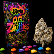 Detailní záběr O.G. Zkittles 24% THCA se světle zelenými odstíny a oranžovými pestíky