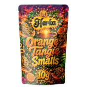 Orange Tangie Smalls 22% THCA popcorn pupeny se zamrzlou vrstvou trichomů na černém pozadí
