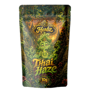 Thai Haze 23% THCA květy se silně zamrzlou vrstvou trichomů na černém pozadí