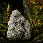 Květy Thai Haze s hutnou strukturou a bílou vrstvou pryskyřice